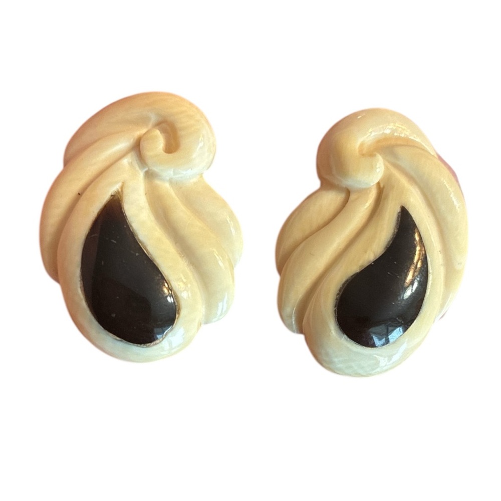 ✨ 3/$15 ✨ Cream and Black Earrings